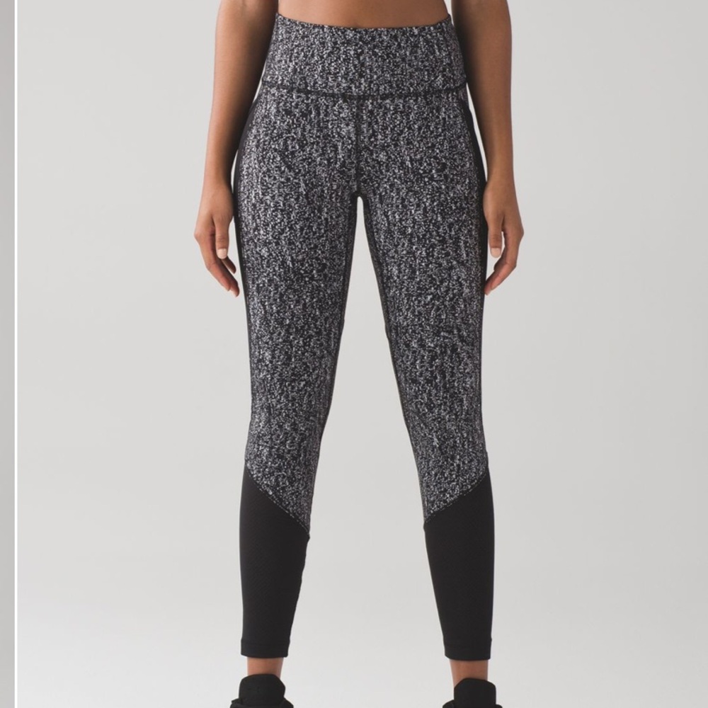 Lululemon Fit Physique Tights Size 6 in Jacquard Black and White Luon with Mesh